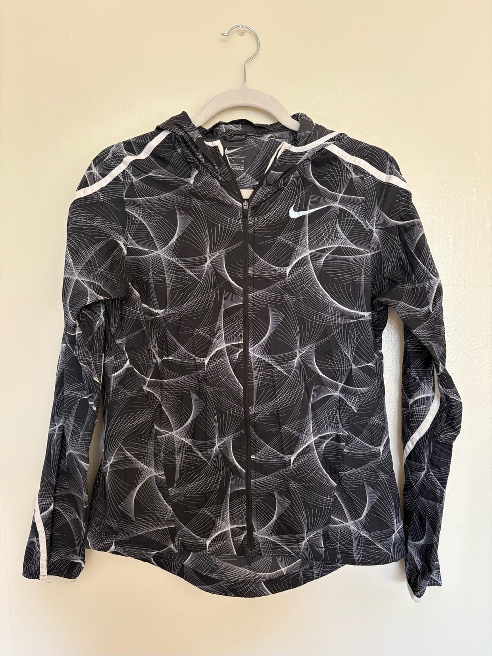 Nike Women’s Black & White Patterned Hooded Rain\Wind Jacket
